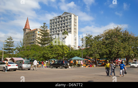 Maputo, Mozambique - le 29 avril : Femmes non identifiées de retour de marché le dimanche à Maputo, au Mozambique, le 29 avril 2012. Le marché local est une des attractions touristiques de la ville. Banque D'Images