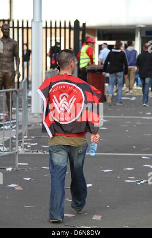 Central Coast Mariners fans jubilaient après avoir remporté la finale de soccer A-League contre Western Sydney Wanderers, les vaincre 2-0 à l'Allianz stadium de Moore Park, Sydney. Banque D'Images