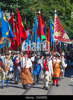 Zurich - 1 août : représentants de guildes professionnelles en costumes traditionnels ouvrir le parade de la fête nationale suisse le 1er août 2009 à Zurich, Suisse. Banque D'Images