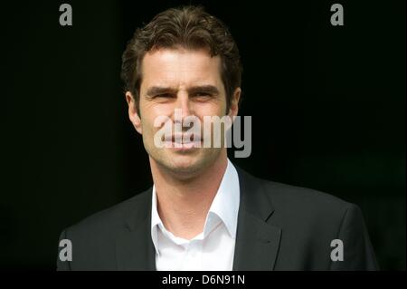 L'entraîneur de Wolfsburg Ralf Kellermann se dresse sur le terrain avant le match VfL Wolfsburg - Arsenal LFC dans l'Arène de Volkswagen à Wolfsburg, Allemagne, 21 avril 2013. PHOTO : SEBASTIAN KAHNERT Banque D'Images