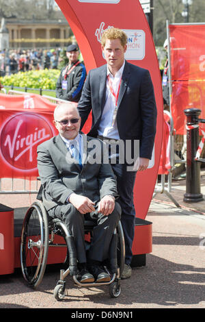 Prince Harry lors du Marathon de Londres vierge de Médailles le 21/04/2013 au Centre Commercial, Londres. Les personnes sur la photo : le prince Harry. Photo par Julie Edwards Banque D'Images