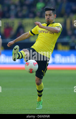 Dortmund, Allemagne. 20 avril, 2013. Le Dortmund Ilkay Gundogan contrôle le ballon pendant le match de football de la Bundesliga entre Borussia Dortmund et FSV Mainz 05 au stade de football Signal Iduna Park de Dortmund, Allemagne, 20 avril 2013. Photo : Revierfoto/dpa/Alamy Live News Banque D'Images