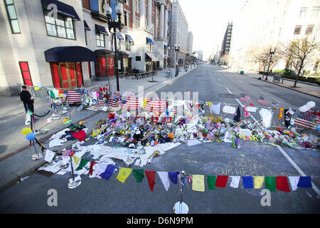 Boston, Massachusetts, USA. 21 avril, 2013. Le mémorial en hommage aux victimes des explosions du Marathon de Boston sur Boylston street continue de croître à Boston, Massachusetts, le dimanche, 21 avril 2013. (Crédit Image : Crédit : Nicolaus Czarnecki/ZUMAPRESS.com/Alamy Live News) Banque D'Images
