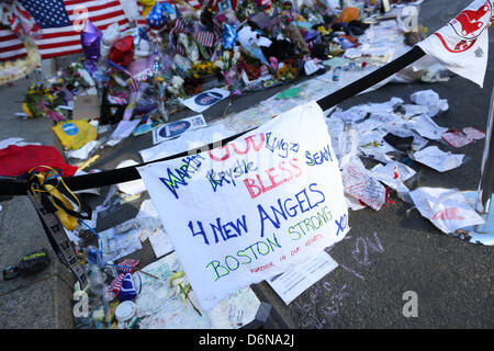 Boston, Massachusetts, USA. 21 avril, 2013. Le mémorial en hommage aux victimes des explosions du Marathon de Boston sur Boylston street continue de croître à Boston, Massachusetts, le dimanche, 21 avril 2013. (Crédit Image : Crédit : Nicolaus Czarnecki/ZUMAPRESS.com/Alamy Live News) Banque D'Images