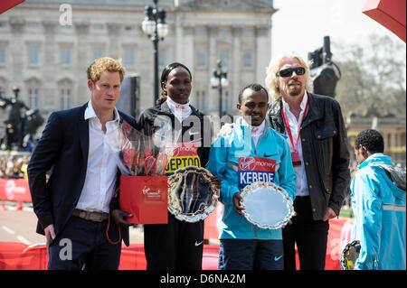 Le prince Harry présente à l'élite des médailles et mens womens Tsegaye Kebede gagnants et Priscah Jeptoo au Marathon de Londres vierge de Médailles le 21/04/2013 au Centre Commercial, Londres. Les personnes sur la photo : Tsegaye Kebede, Priscah Jeptoo, Richard Branson, le prince Harry. Photo par Julie Edwards Banque D'Images