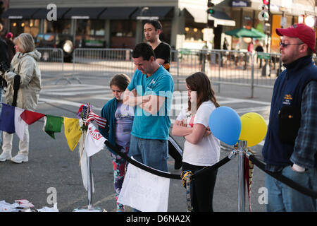 Boston, Massachusetts, USA. 21 avril, 2013. Le mémorial en hommage aux victimes des explosions du Marathon de Boston sur Boylston street continue de croître à Boston, Massachusetts, le dimanche, 21 avril 2013. (Crédit Image : Crédit : Nicolaus Czarnecki/ZUMAPRESS.com/Alamy Live News) Banque D'Images