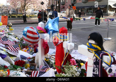 Boston, Massachusetts, USA. 21 avril, 2013. Le mémorial en hommage aux victimes des explosions du Marathon de Boston sur Boylston street continue de croître à Boston, Massachusetts, le dimanche, 21 avril 2013. (Crédit Image : Crédit : Nicolaus Czarnecki/ZUMAPRESS.com/Alamy Live News) Banque D'Images