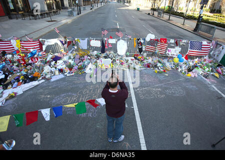 Boston, Massachusetts, USA. 21 avril, 2013. Le mémorial en hommage aux victimes des explosions du Marathon de Boston sur Boylston street continue de croître à Boston, Massachusetts, le dimanche, 21 avril 2013. (Crédit Image : Crédit : Nicolaus Czarnecki/ZUMAPRESS.com/Alamy Live News) Banque D'Images