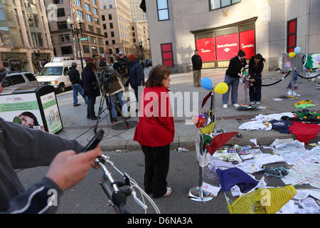 Boston, Massachusetts, USA. 21 avril, 2013. Le mémorial en hommage aux victimes des explosions du Marathon de Boston sur Boylston street continue de croître à Boston, Massachusetts, le dimanche, 21 avril 2013. (Crédit Image : Crédit : Nicolaus Czarnecki/ZUMAPRESS.com/Alamy Live News) Banque D'Images