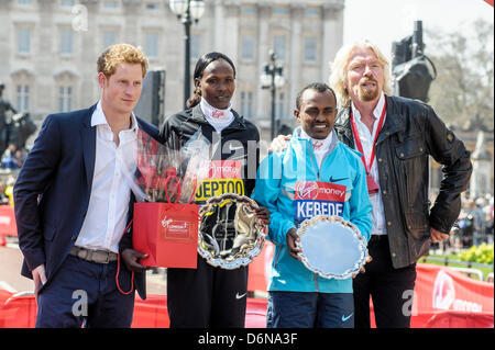 Le prince Harry présente à l'élite des médailles et mens womens Tsegaye Kebede gagnants et Priscah Jeptoo au Marathon de Londres vierge de Médailles le 21/04/2013 au Centre Commercial, Londres. Les personnes sur la photo : Tsegaye Kebede, Priscah Jeptoo, Richard Branson, le prince Harry. Photo par Julie Edwards Banque D'Images