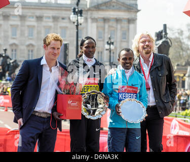 Le prince Harry présente à l'élite des médailles et mens womens Tsegaye Kebede gagnants et Priscah Jeptoo au Marathon de Londres vierge de Médailles le 21/04/2013 au Centre Commercial, Londres. Les personnes sur la photo : Tsegaye Kebede, Priscah Jeptoo, Richard Branson, le prince Harry. Photo par Julie Edwards Banque D'Images