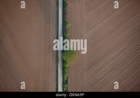 Coppenbruegge, Allemagne, vue d'en haut sur un chemin de terre avec field Banque D'Images