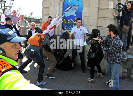 Brighton Sussex UK 21 avril 2013 - Des échauffourées éclatent entre les fascistes et les gens sur une marche pour l'Angleterre procession le long front de mer de Brighton aujourd'hui . Le défilé a été remplies comme ils ont tenté de conserver les deux groupes à part Banque D'Images