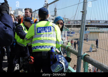 Brighton Sussex UK 21 avril 2013 - Des échauffourées éclatent entre les fascistes et les gens sur une marche pour l'Angleterre procession le long front de mer de Brighton aujourd'hui . Le défilé a été remplies comme ils ont tenté de conserver les deux groupes à part Photo prise par Simon Dack/Alamy Live News Banque D'Images