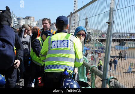 Brighton Sussex UK 21 avril 2013 - Des échauffourées éclatent entre les fascistes et les gens sur une marche pour l'Angleterre procession le long front de mer de Brighton aujourd'hui . Le défilé a été remplies comme ils ont tenté de conserver les deux groupes à part Photo prise par Simon Dack/Alamy Live News Banque D'Images