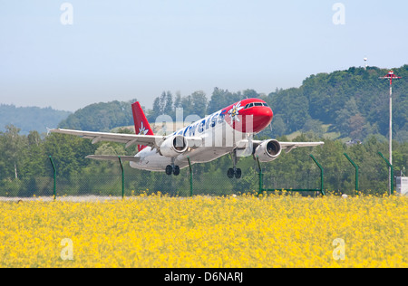 Zurich - mai 24:airbus A320 'edelweiss air' décollant à Zurich, Suisse. L'aéroport international de Zurich est l'un des principaux hub européen et port d'attache de la compagnie aérienne suisse. Banque D'Images