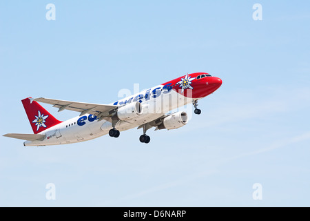 Zurich - mai 24:airbus A320 'edelweiss air' décollant à Zurich, Suisse. L'aéroport international de Zurich est l'un des principaux hub européen et port d'attache de la compagnie aérienne suisse. Banque D'Images