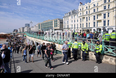 Brighton Sussex UK 21 avril 2013 - La scène sur un front de mer de Brighton aujourd'hui lors d'une marche pour l'Angleterre procession . Le défilé a été remplies comme ils ont tenté de conserver les deux groupes à part Photo prise par Simon Dack/Alamy Live News Banque D'Images