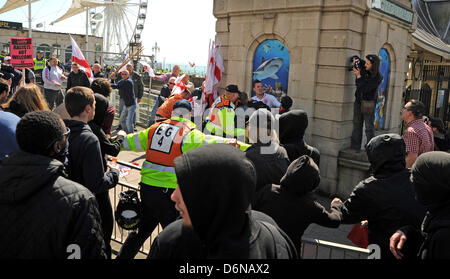 Brighton Sussex UK 21 avril 2013 - Des échauffourées éclatent entre les fascistes et les gens sur une marche pour l'Angleterre procession le long front de mer de Brighton aujourd'hui . Le défilé a été remplies comme ils ont tenté de conserver les deux groupes à part Banque D'Images