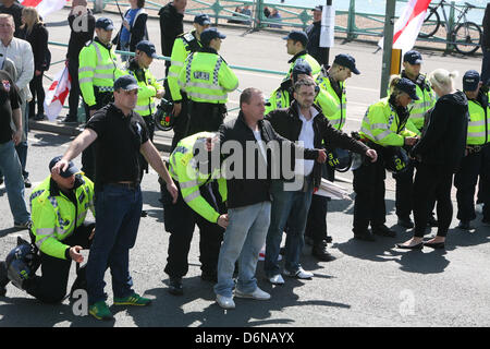 Londres, Royaume-Uni. 21 avril, 2013. Les partisans de l'EDL prendre part à une 'Marche' pour l'Angleterre à Brighton contré par des manifestants anti-facist au bord de la plage Crédit : Mario Mitsis / Alamy Live News Banque D'Images