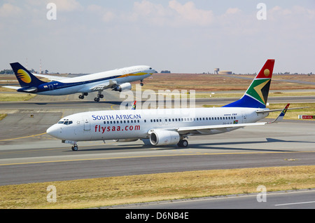 Johannesburg - avril 18:737 l'imposition après le vol intérieur le 18 avril 2012 à Johannesburg, Afrique du sud. l'aéroport or tambo de Johannesburg est l'aéroport le plus achalandé en Afrique Banque D'Images