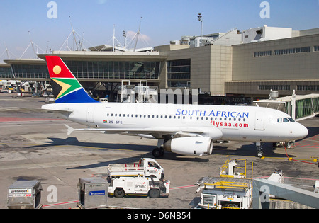 Johannesburg - avril 18:airbus A320 après le débarquement des passagers des vols locaux le 18 avril 2012 à Johannesburg, Afrique du sud. l'aéroport or tambo de Johannesburg est l'aéroport le plus achalandé en Afrique Banque D'Images