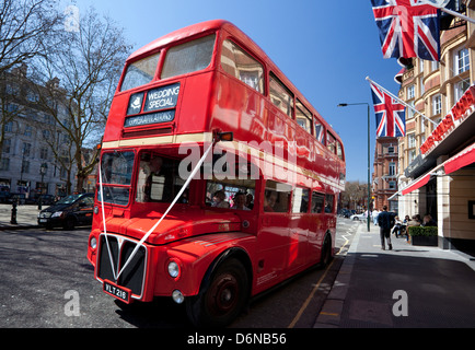 L'extérieur de l'autobus de mariage Sloane Square Hotel, Londres Banque D'Images