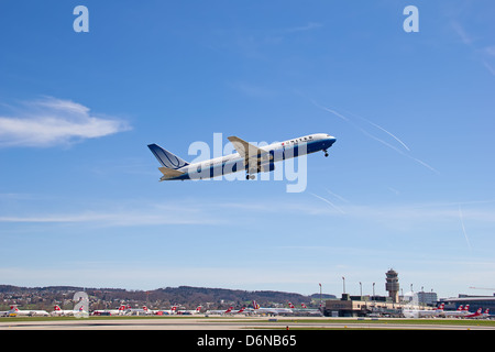 Zurich - avril 14:United airlines boeing 757 au décollage le 14 avril 2010 à Zurich, Suisse. L'aéroport international de Zurich est l'un des principaux hub européen et port d'attache de la compagnie aérienne suisse. Banque D'Images