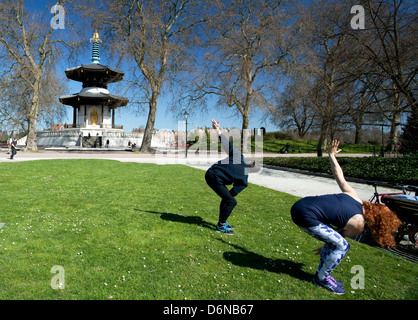 Des gens qui font des exercices de tai-chi dans Battersea Park, Londres Banque D'Images