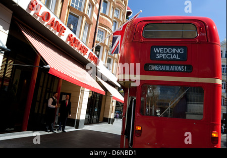 L'extérieur de l'autobus de mariage Sloane Square Hotel, Londres Banque D'Images