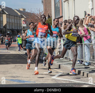 Londres, Royaume-Uni. 21 avril, 2013. Londres 2013 - 16e Marathon vierge mile, ce groupe de coureurs avec Emmanuel Kebede (2ème, KEN), Stanley Biwott (8e, KEN), Ayele Abishero (3e, ETH) et Feyisa Lilesa (4e, ETH) Banque D'Images