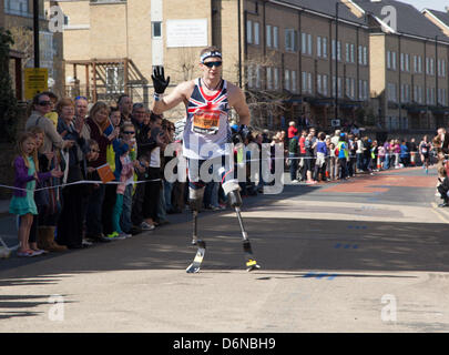 Londres, Royaume-Uni. 21 avril, 2013. Londres 2013 - 16e Marathon vierge mile, Grande-Bretagne, médaillée d'or aux Jeux paralympiques Richard Whitehead Banque D'Images