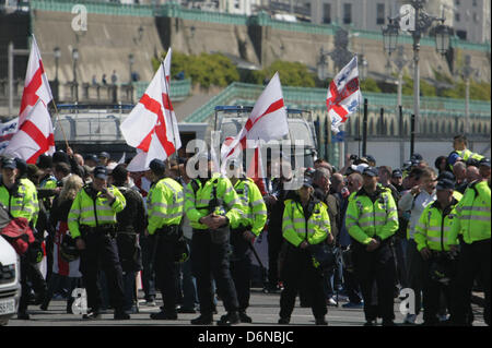 Brighton Sussex. 21 avril, 2013. Groupe nationaliste d'extrême droite pour l'Angleterre Mars tenir une le jour de la Saint-georges mars à Brighton. La marche s'oppose avec véhémence par les groupes fascistes et les sections locales qui affirment l'événement n'est qu'une façade pour neo nazis pour défiler dans la ville. Credit : Martyn Wheatley/Alamy Live News Banque D'Images