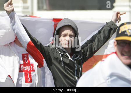 Brighton Sussex. 21 avril, 2013. Les jeunes phoques à capuchon avec l'Angleterre drapeau est escorté à la début de la marche par la police. Groupe nationaliste d'extrême droite pour l'Angleterre Mars tenir une le jour de la Saint-georges mars à Brighton. La marche s'oppose avec véhémence par les groupes fascistes et les sections locales qui affirment l'événement n'est qu'une façade pour neo nazis pour défiler dans la ville. Credit : Martyn Wheatley/Alamy Live News Banque D'Images