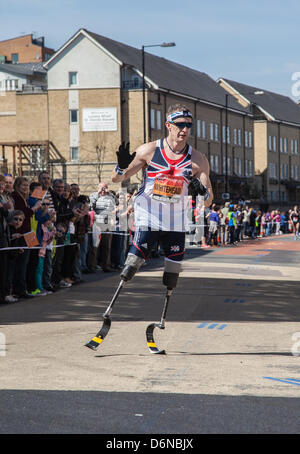 Londres, Royaume-Uni. 21 avril, 2013. Londres 2013 - 16e Marathon vierge mile, Grande-Bretagne, médaillée d'or aux Jeux paralympiques Richard Whitehead Banque D'Images