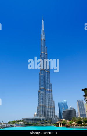 Vue de jour du gratte-ciel Burj Khalifa, plus haut bâtiment du monde à Dubaï Émirats Arabes Unis Banque D'Images