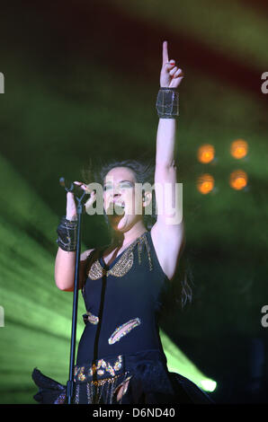 Barcelone, Espagne - 20 avril. La chanteuse pop et vedette de la télévision espagnole Maú effectue dans la Farga Lieu de l'Hospitalet de Llobregat, près de Barcelone, lors de fête du printemps. Banque D'Images