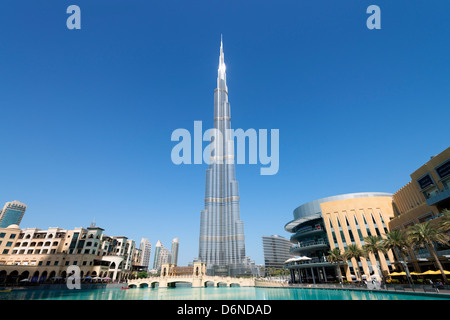 Vue de jour du gratte-ciel Burj Khalifa, plus haut bâtiment du monde à Dubaï Émirats Arabes Unis Banque D'Images