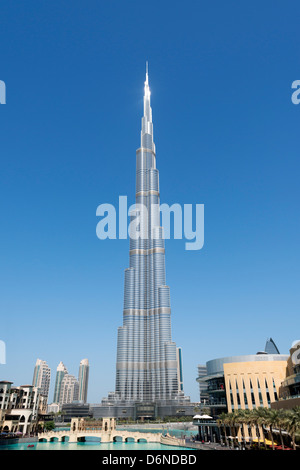 Vue de jour du gratte-ciel Burj Khalifa, plus haut bâtiment du monde à Dubaï Émirats Arabes Unis Banque D'Images