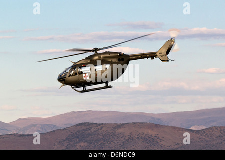 L'ARMÉE AMÉRICAINE UH-72A Lakota en vol Hélicoptère utilitaire léger. Banque D'Images