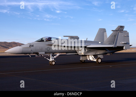 Boeing F/A-18E/F Super Hornet le roulage avec extrémités de l'aile repliée. Banque D'Images