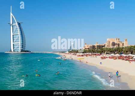 Beach Resort à côté de l'hôtel de luxe Burj Al Arab à Dubaï Émirats Arabes Unis Banque D'Images