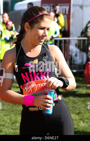 Londres, Royaume-Uni. 21 avril, 2013. L'actrice Nikki Sanderson Coronation Street vu au début de la Vierge Marathon de Londres 2013 Credit : Elsie Kibue/Alamy Live News Banque D'Images