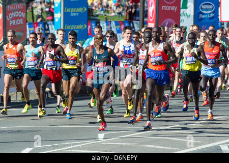 Londres, Royaume-Uni. 21 avril, 2013. Mo Farah commence la Vierge du Marathon de Londres Greenwich au centre commercial via Canary Wharf. Banque D'Images