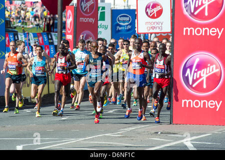 Londres, Royaume-Uni. 21 avril, 2013. Mo Farah commence la Vierge du Marathon de Londres Greenwich au centre commercial via Canary Wharf. Banque D'Images