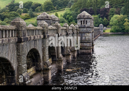 Pont-route et le barrage sur le lac Vyrnwy Barrage, Powys, Pays de Galles, Royaume-Uni Banque D'Images