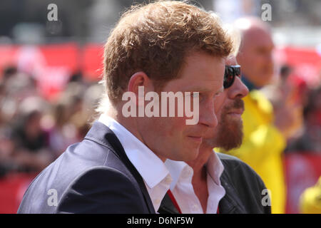 Londres, Royaume-Uni. 21 avril, 2013. Le prince Harry avec Sir Richard Branson Priscah Jeptoo inscrivez-vous gagnants du Kenya et Tsegaye Kebede de l'Éthiopie. Crédit David Mbiyu/Alamy Live News Banque D'Images