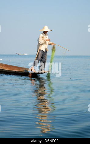 Les pêcheurs de voile aviron de jambe avec net sur le lac Inle Banque D'Images