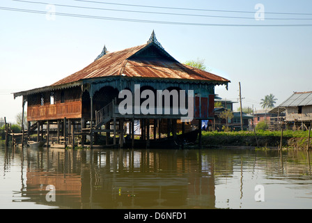 Bâtiment traditionnel Myanmar lac Inle, construit sur pilotis sur l'eau avec toit ondulé et fonte dispose d' Banque D'Images