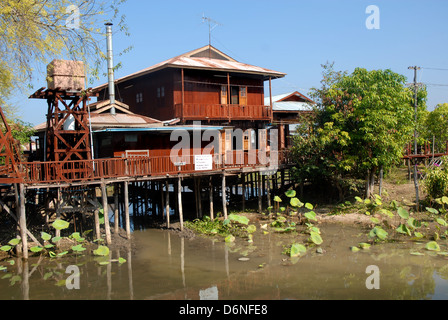 Café à l'artisanat place sur le lac Inle, Myanmar Birmanie Banque D'Images